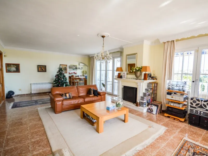 Wonderful Villa Estepona with self contained apartment, separate guest house, orchard, stables and beautiful sea views.