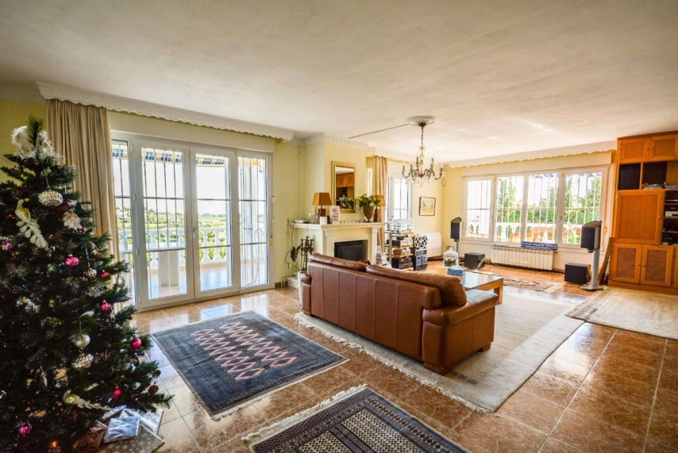 Wonderful Villa Estepona with self contained apartment, separate guest house, orchard, stables and beautiful sea views.