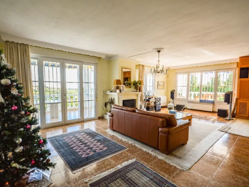 Wonderful Villa Estepona with self contained apartment, separate guest house, orchard, stables and beautiful sea views.