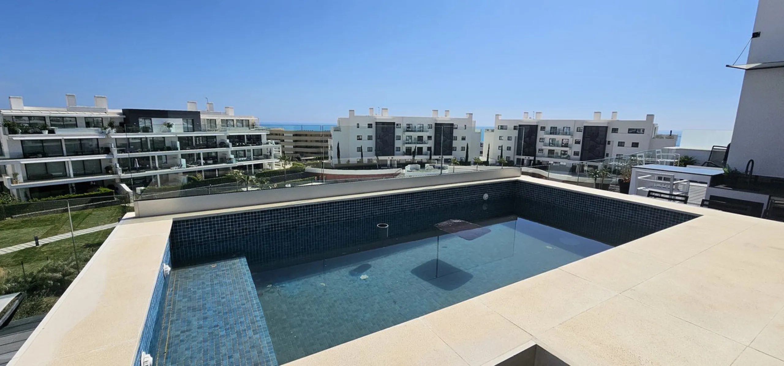 Penthouse for sale in Higueron West Phase III. With private pool.