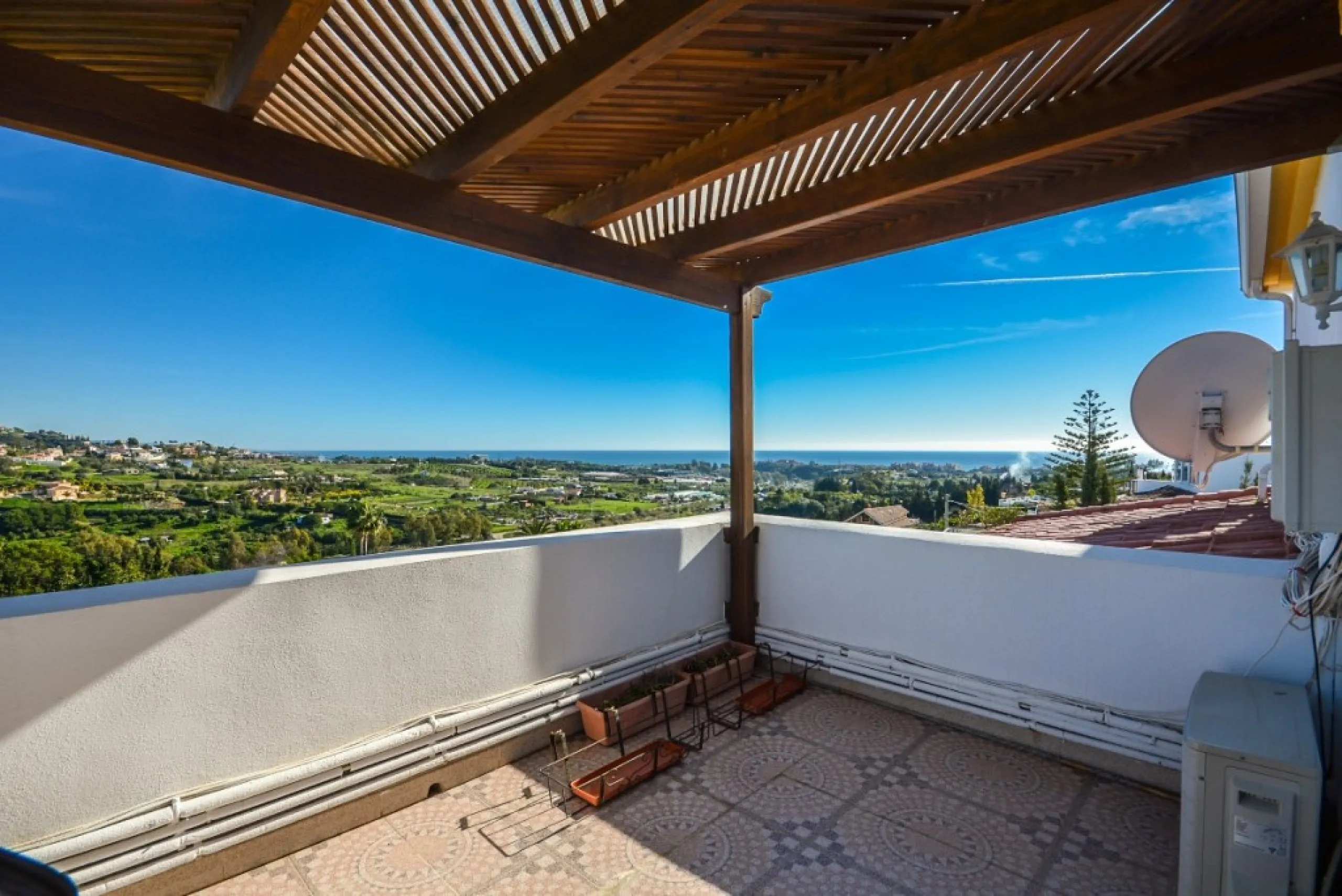 Wonderful Villa Estepona with self contained apartment, separate guest house, orchard, stables and beautiful sea views.