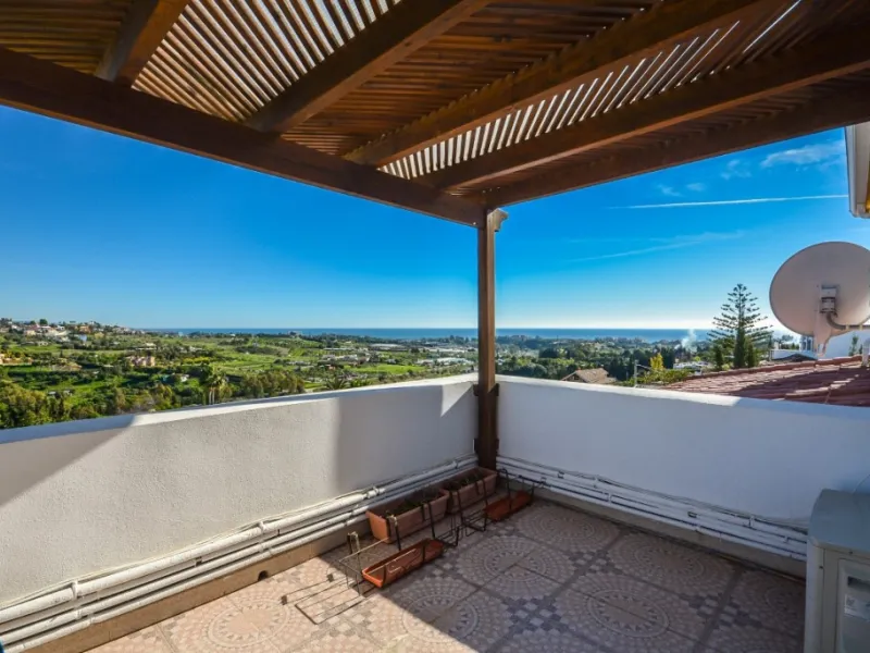 Wonderful Villa Estepona with self contained apartment, separate guest house, orchard, stables and beautiful sea views.