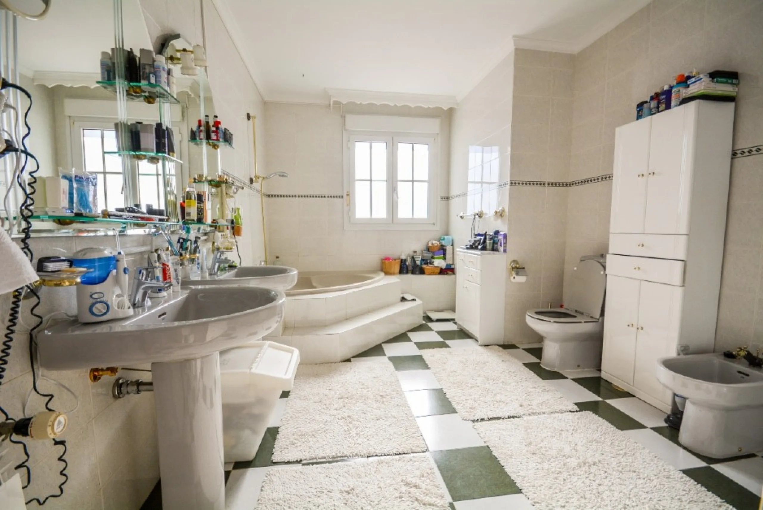 Wonderful Villa Estepona with self contained apartment, separate guest house, orchard, stables and beautiful sea views.