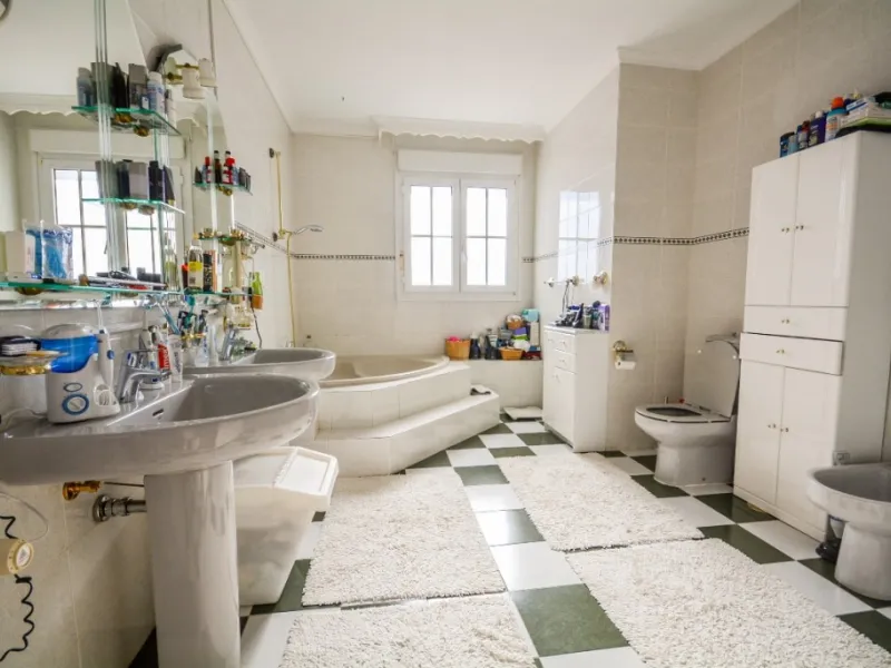 Wonderful Villa Estepona with self contained apartment, separate guest house, orchard, stables and beautiful sea views.