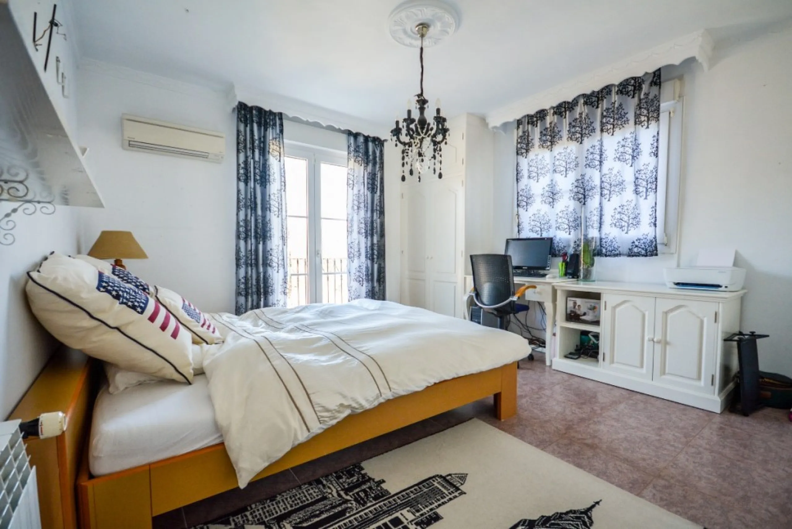 Wonderful Villa Estepona with self contained apartment, separate guest house, orchard, stables and beautiful sea views.
