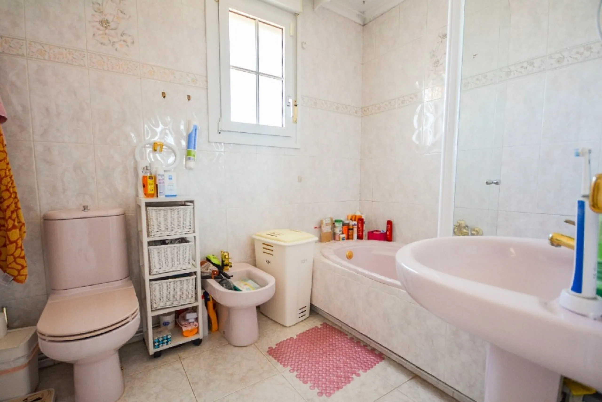 Wonderful Villa Estepona with self contained apartment, separate guest house, orchard, stables and beautiful sea views.