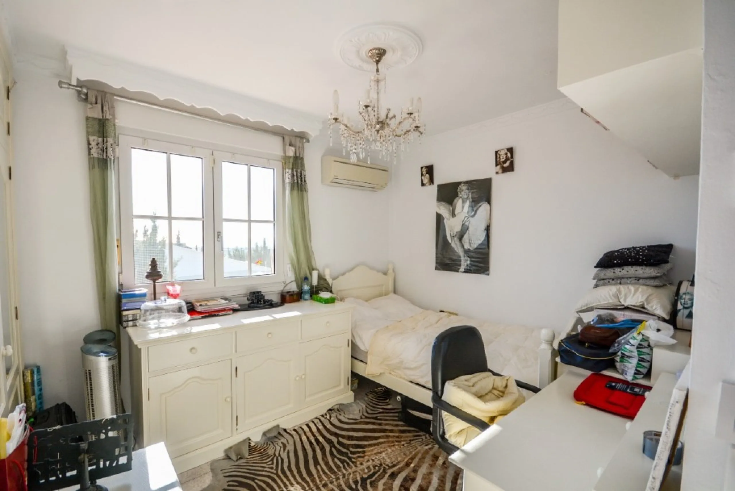 Wonderful Villa Estepona with self contained apartment, separate guest house, orchard, stables and beautiful sea views.