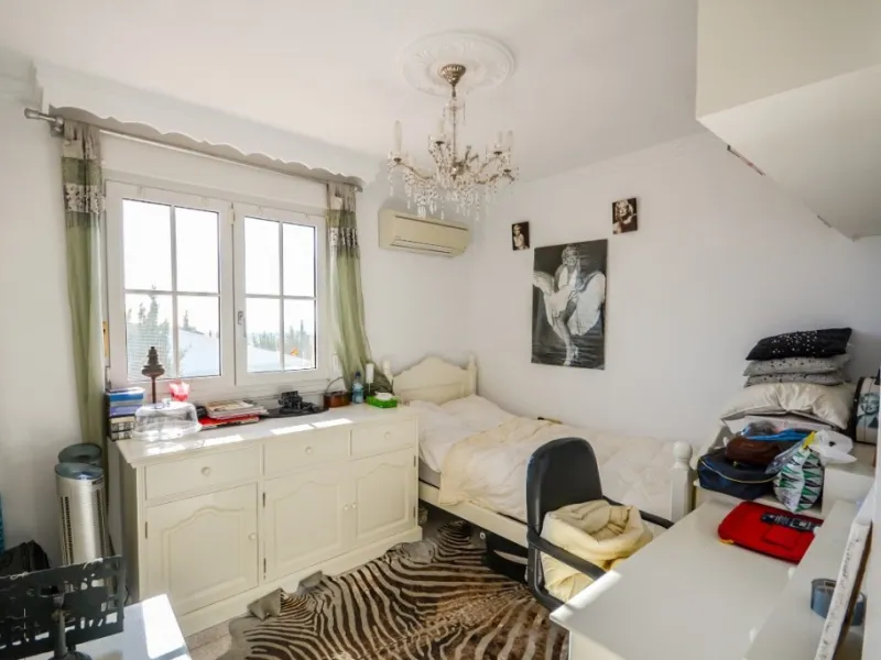 Wonderful Villa Estepona with self contained apartment, separate guest house, orchard, stables and beautiful sea views.