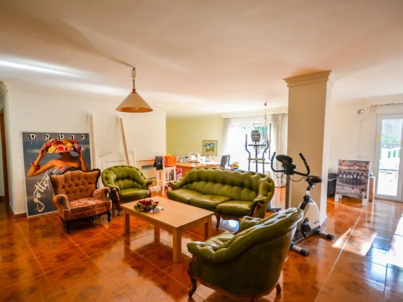 Wonderful Villa Estepona with self contained apartment, separate guest house, orchard, stables and beautiful sea views.
