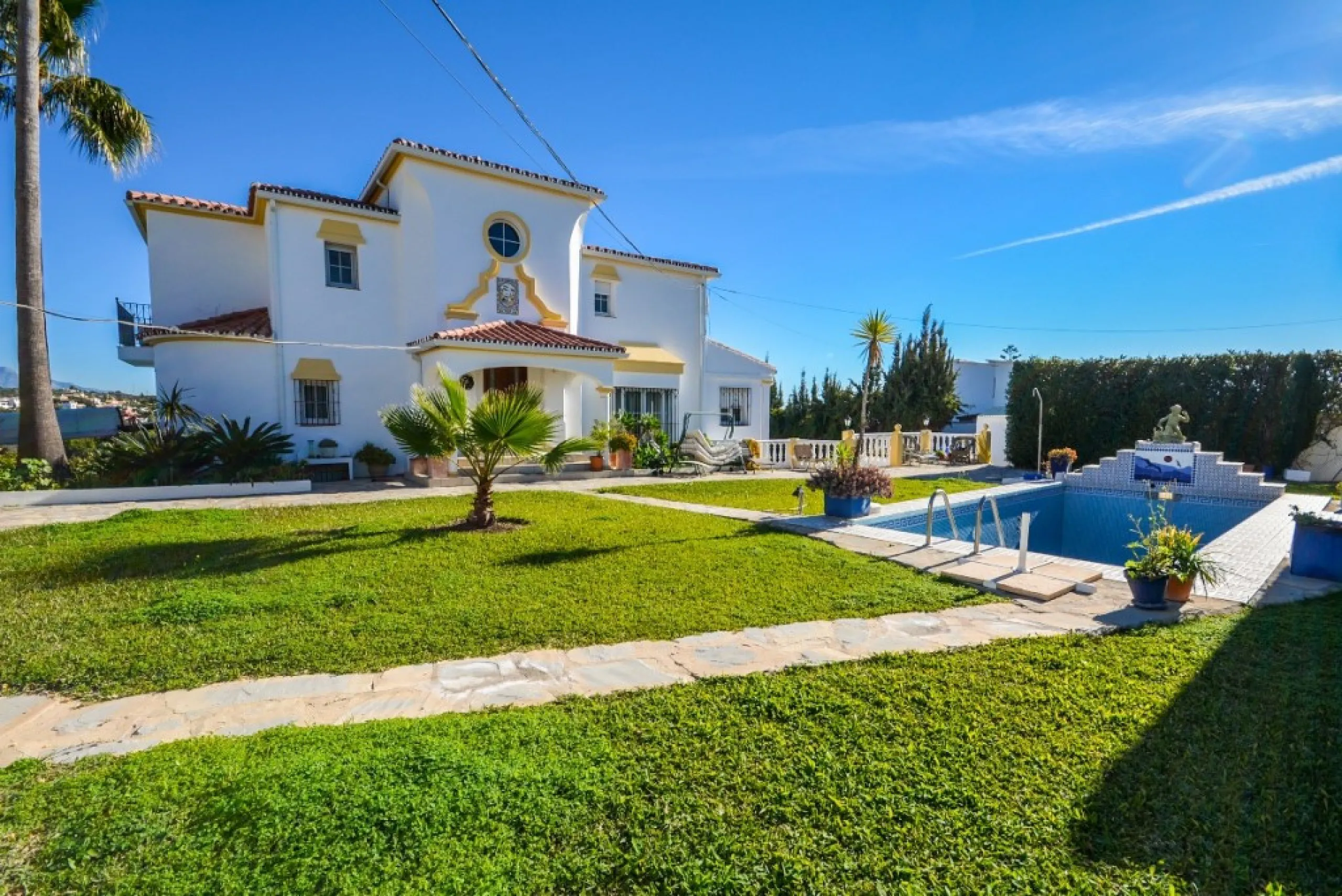 Wonderful Villa Estepona with self contained apartment, separate guest house, orchard, stables and beautiful sea views.