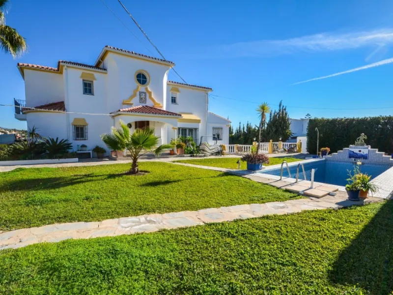 Wonderful Villa Estepona with self contained apartment, separate guest house, orchard, stables and beautiful sea views.