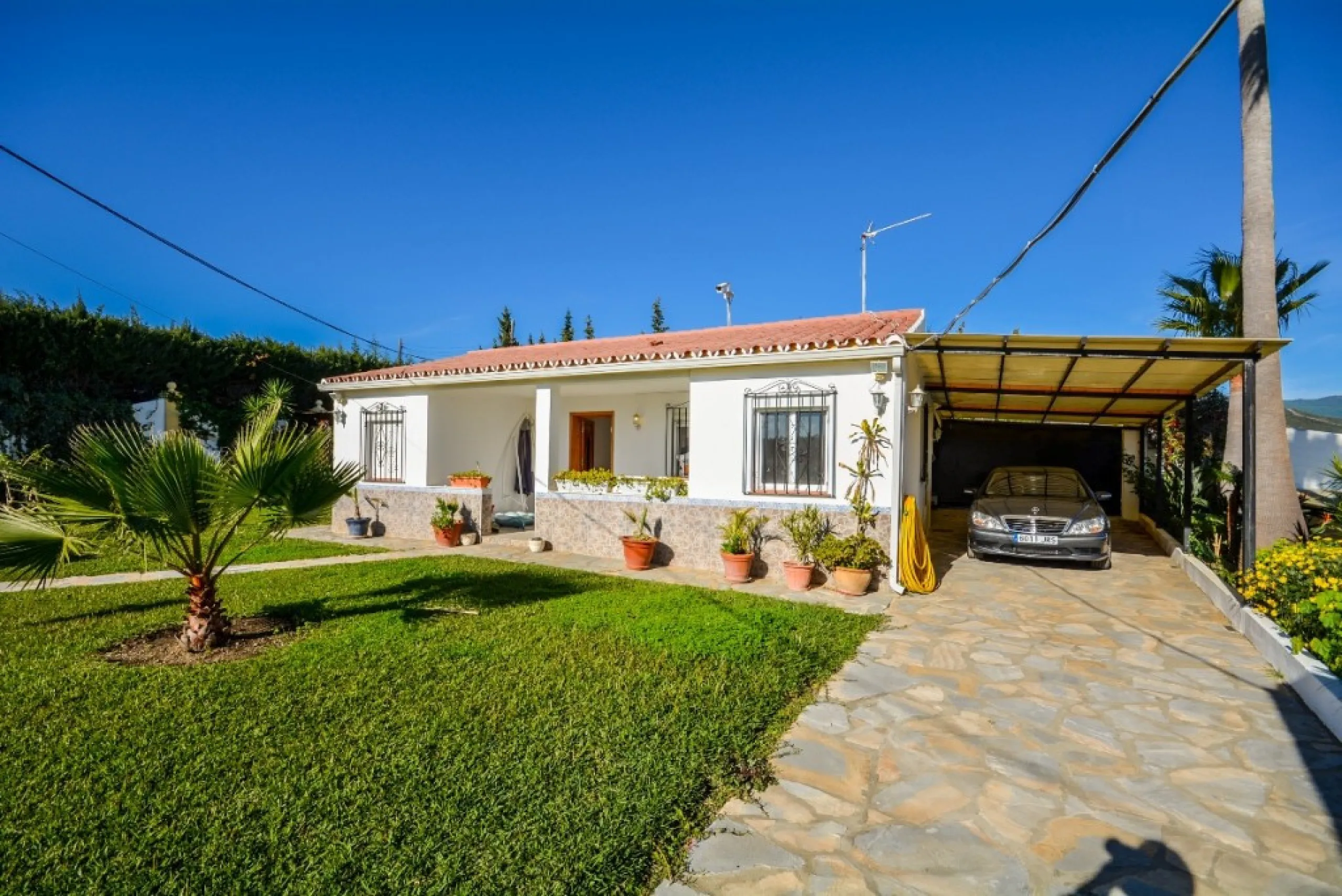 Wonderful Villa Estepona with self contained apartment, separate guest house, orchard, stables and beautiful sea views.
