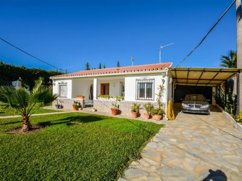Wonderful Villa Estepona with self contained apartment, separate guest house, orchard, stables and beautiful sea views.