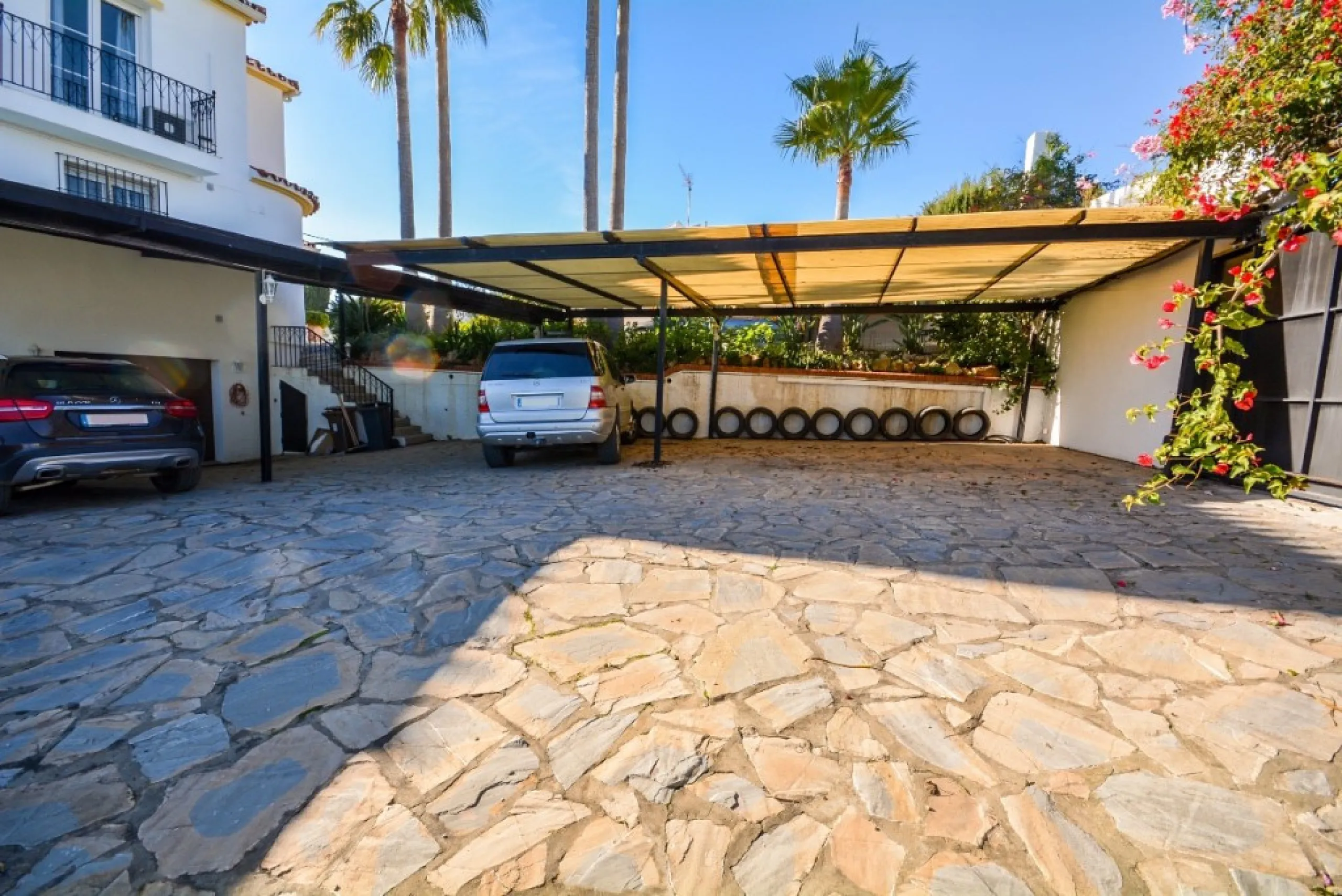 Wonderful Villa Estepona with self contained apartment, separate guest house, orchard, stables and beautiful sea views.