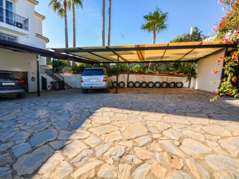 Wonderful Villa Estepona with self contained apartment, separate guest house, orchard, stables and beautiful sea views.