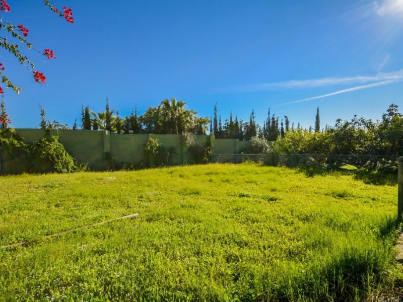 Wonderful Villa Estepona with self contained apartment, separate guest house, orchard, stables and beautiful sea views.
