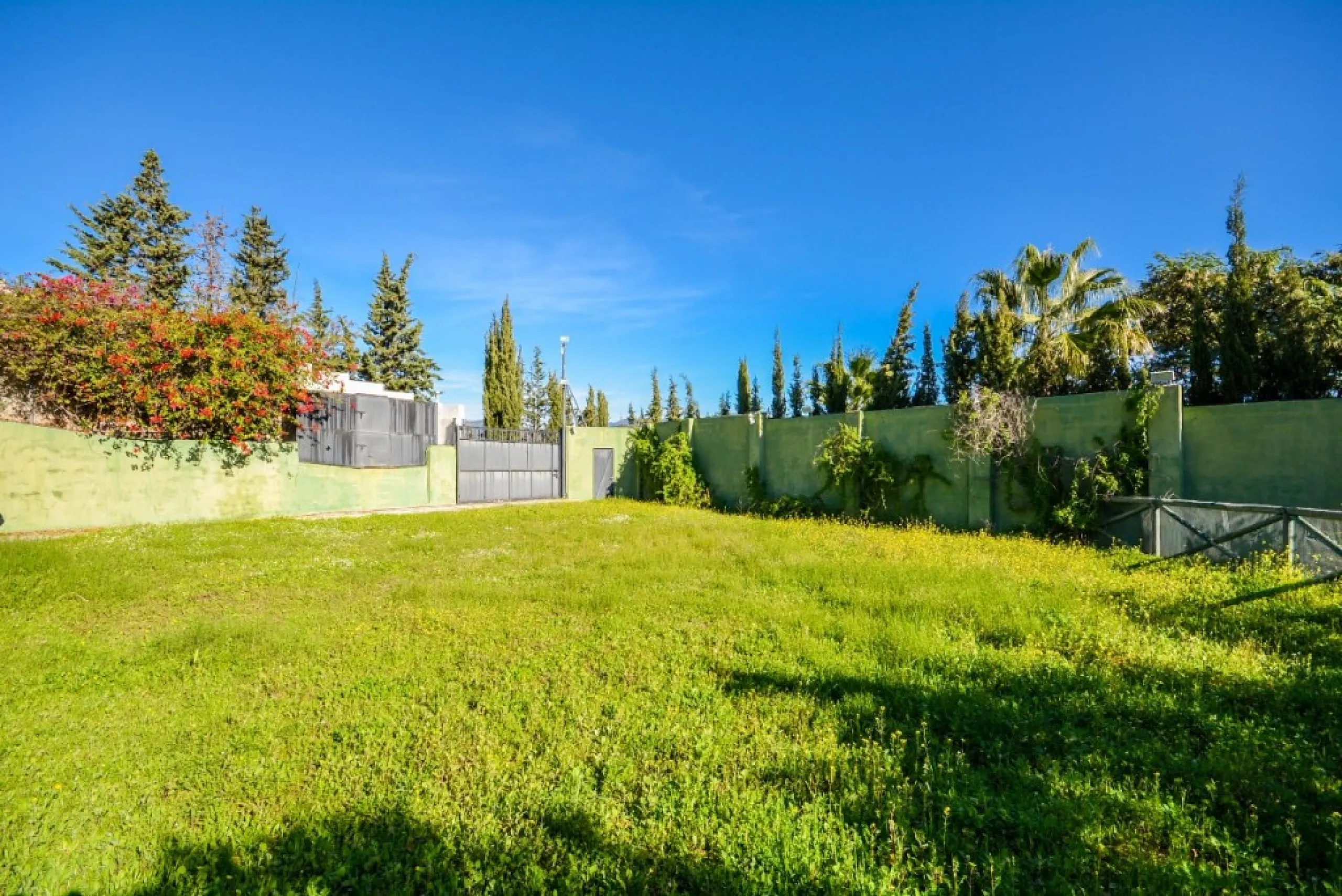 Wonderful Villa Estepona with self contained apartment, separate guest house, orchard, stables and beautiful sea views.