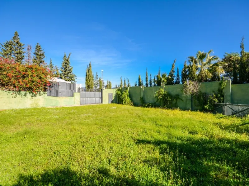 Wonderful Villa Estepona with self contained apartment, separate guest house, orchard, stables and beautiful sea views.