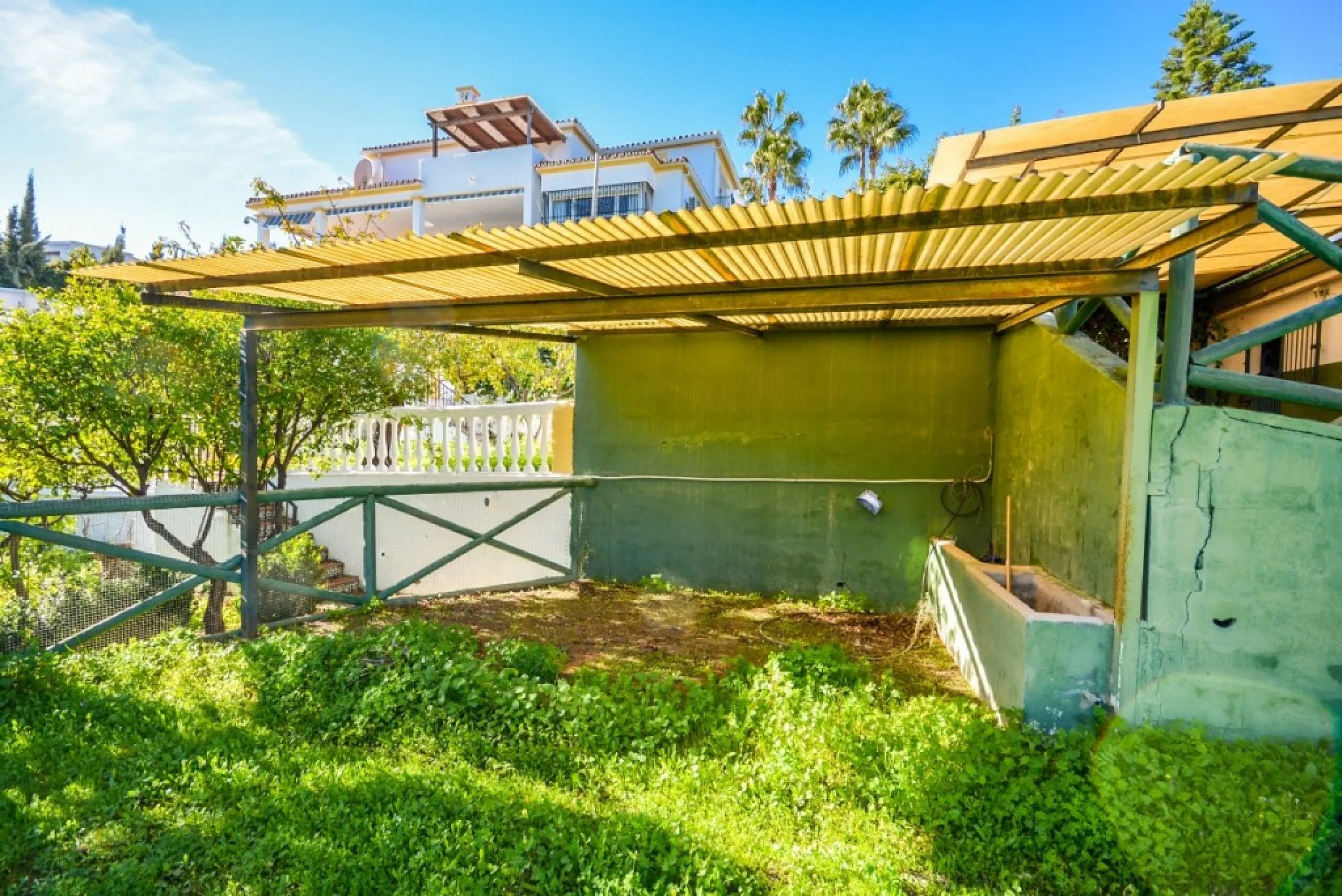 Wonderful Villa Estepona with self contained apartment, separate guest house, orchard, stables and beautiful sea views.