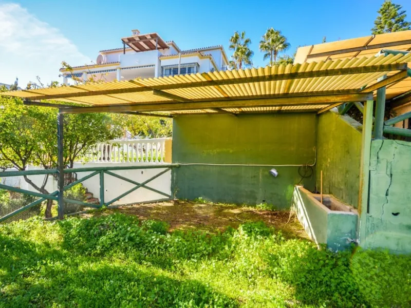 Wonderful Villa Estepona with self contained apartment, separate guest house, orchard, stables and beautiful sea views.