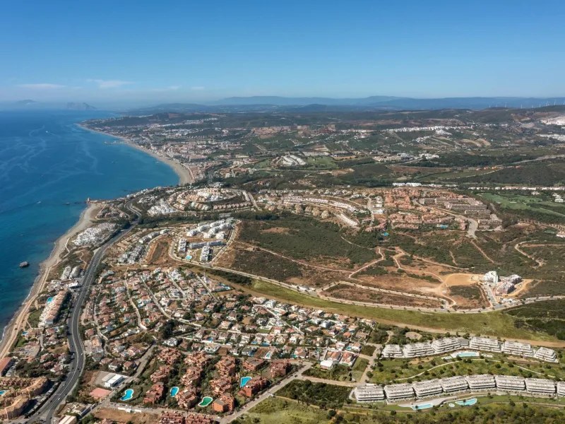 New Build Residential Complex near Estepona – Modern Living by the Sea& & Contemporary Apartments in a Privileged Natural Setting& Welcome to this exclusive new build residential complex in Buenas Noches, Estepona, perfectly located just 700 mete