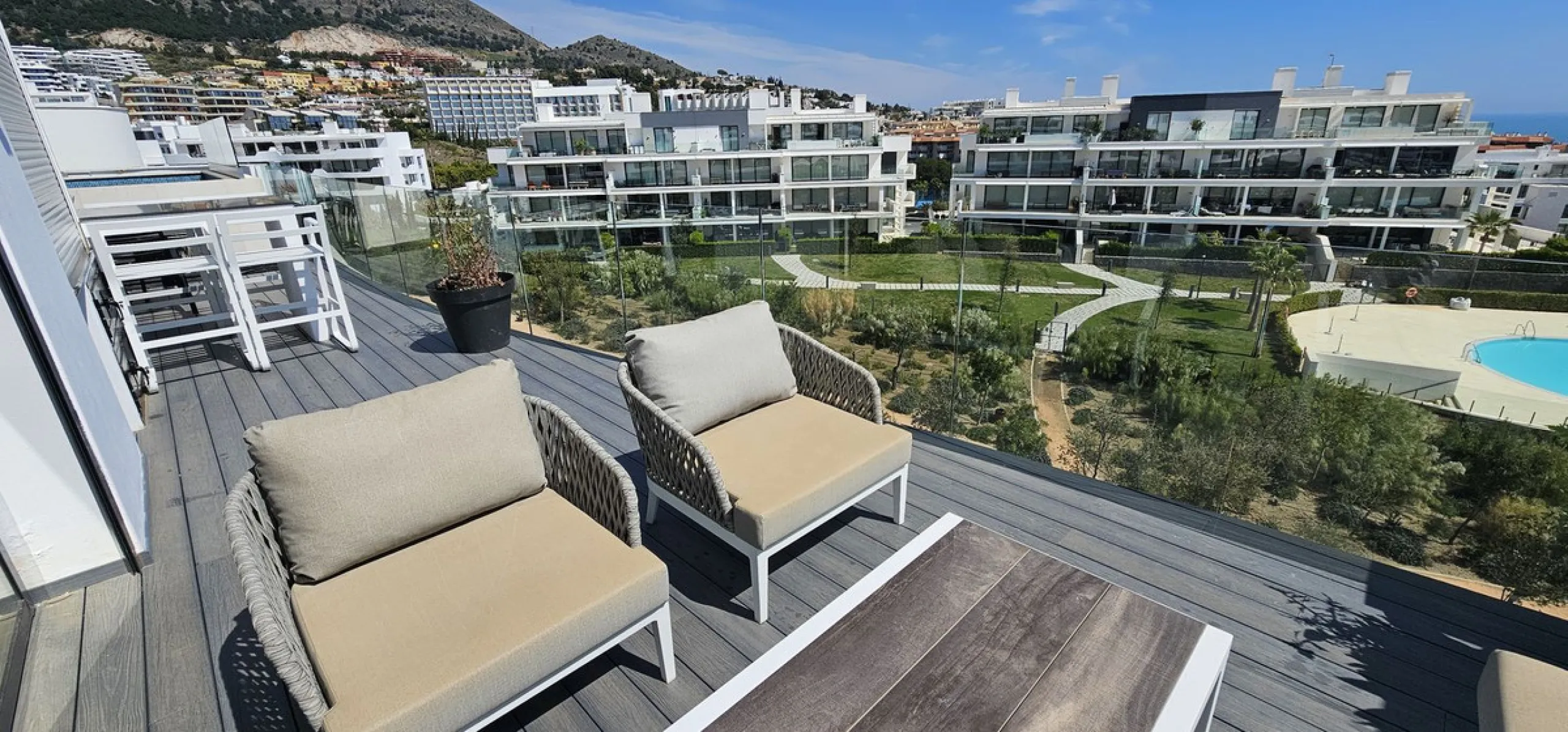 Penthouse for sale in Higueron West Phase III. With private pool.