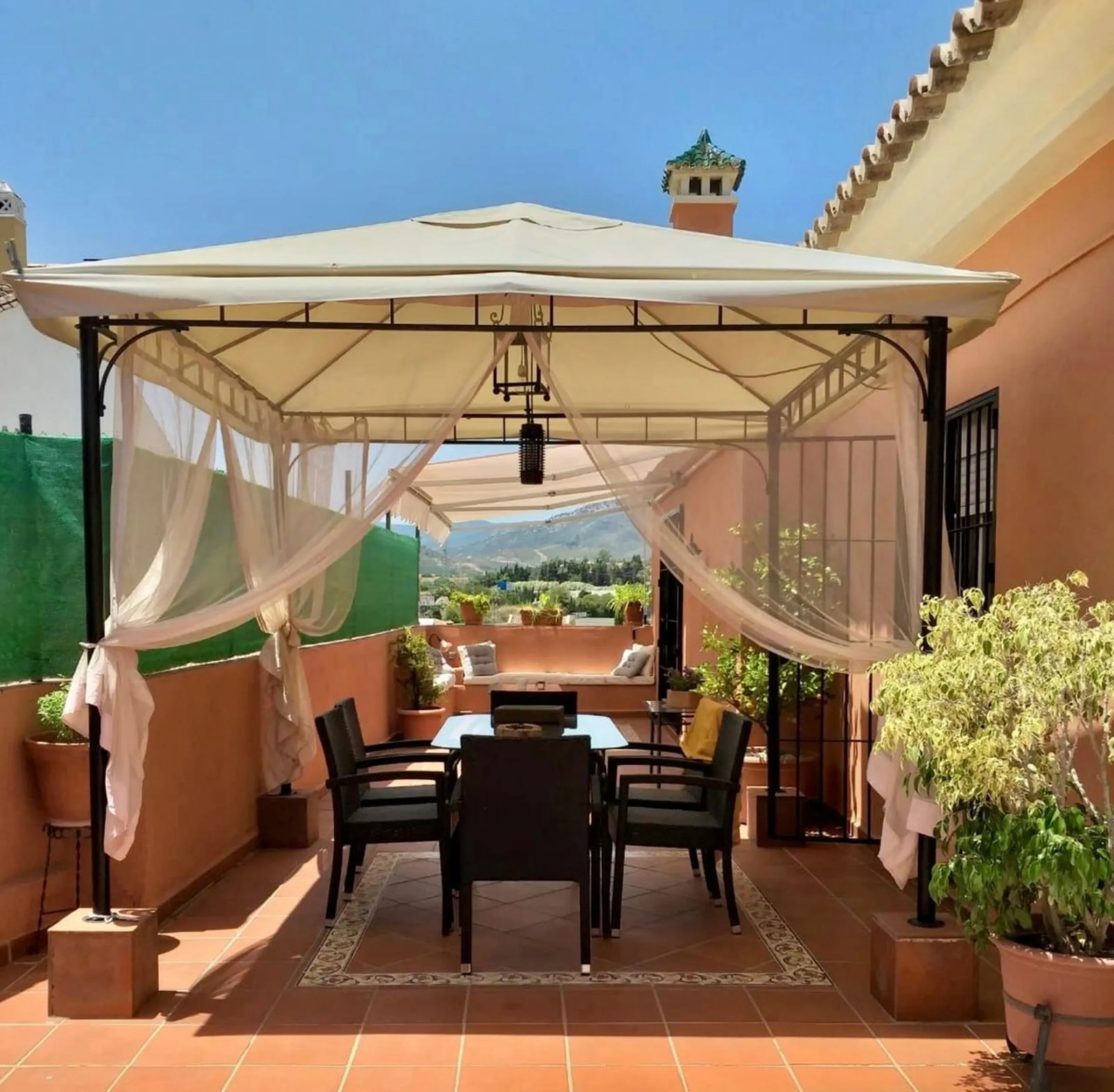 We present an attractive two-storey property combining comfort and functionality, ideal for families or as an investment thanks to the flat on the ground floor ready to rent.