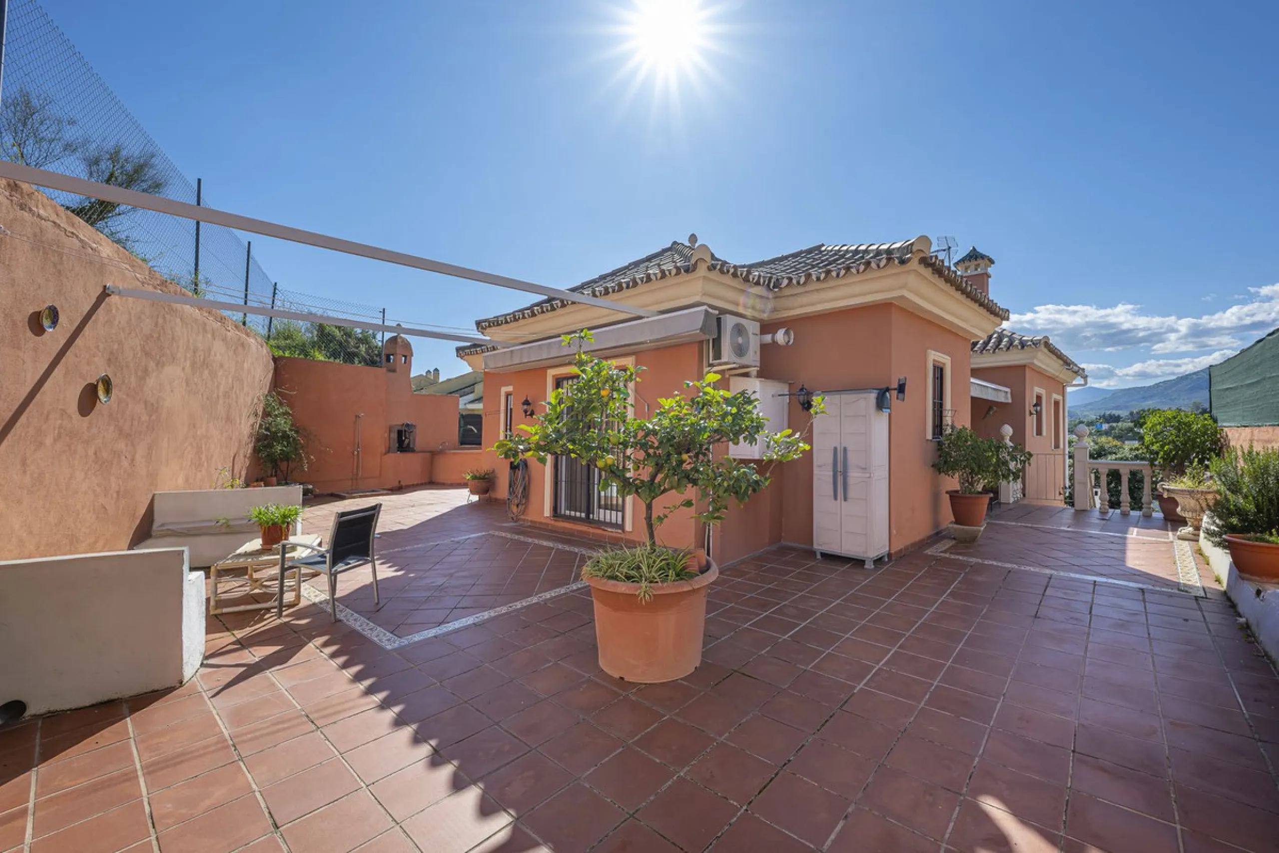 We present an attractive two-storey property combining comfort and functionality, ideal for families or as an investment thanks to the flat on the ground floor ready to rent.