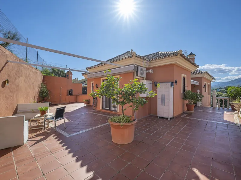 We present an attractive two-storey property combining comfort and functionality, ideal for families or as an investment thanks to the flat on the ground floor ready to rent.