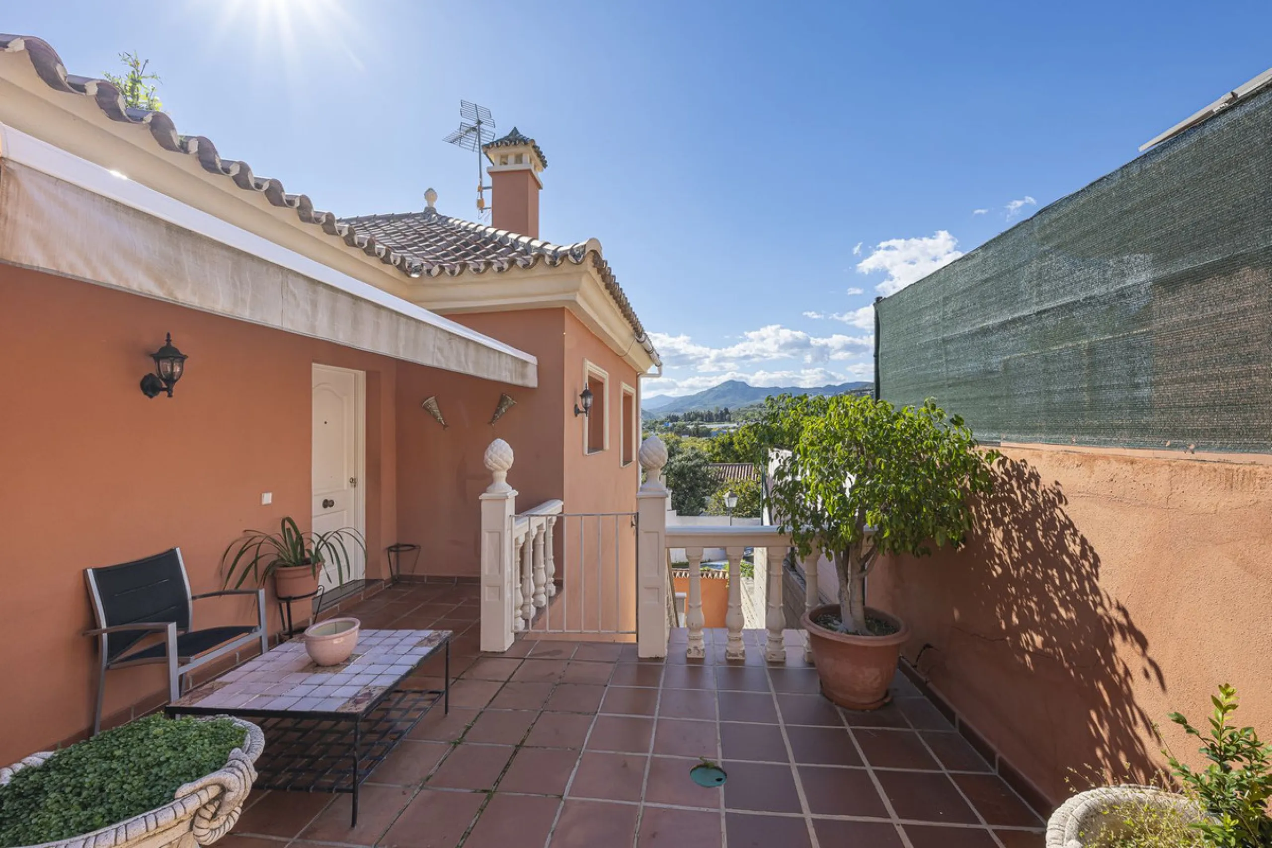 We present an attractive two-storey property combining comfort and functionality, ideal for families or as an investment thanks to the flat on the ground floor ready to rent.