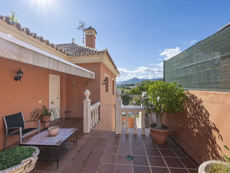 We present an attractive two-storey property combining comfort and functionality, ideal for families or as an investment thanks to the flat on the ground floor ready to rent.