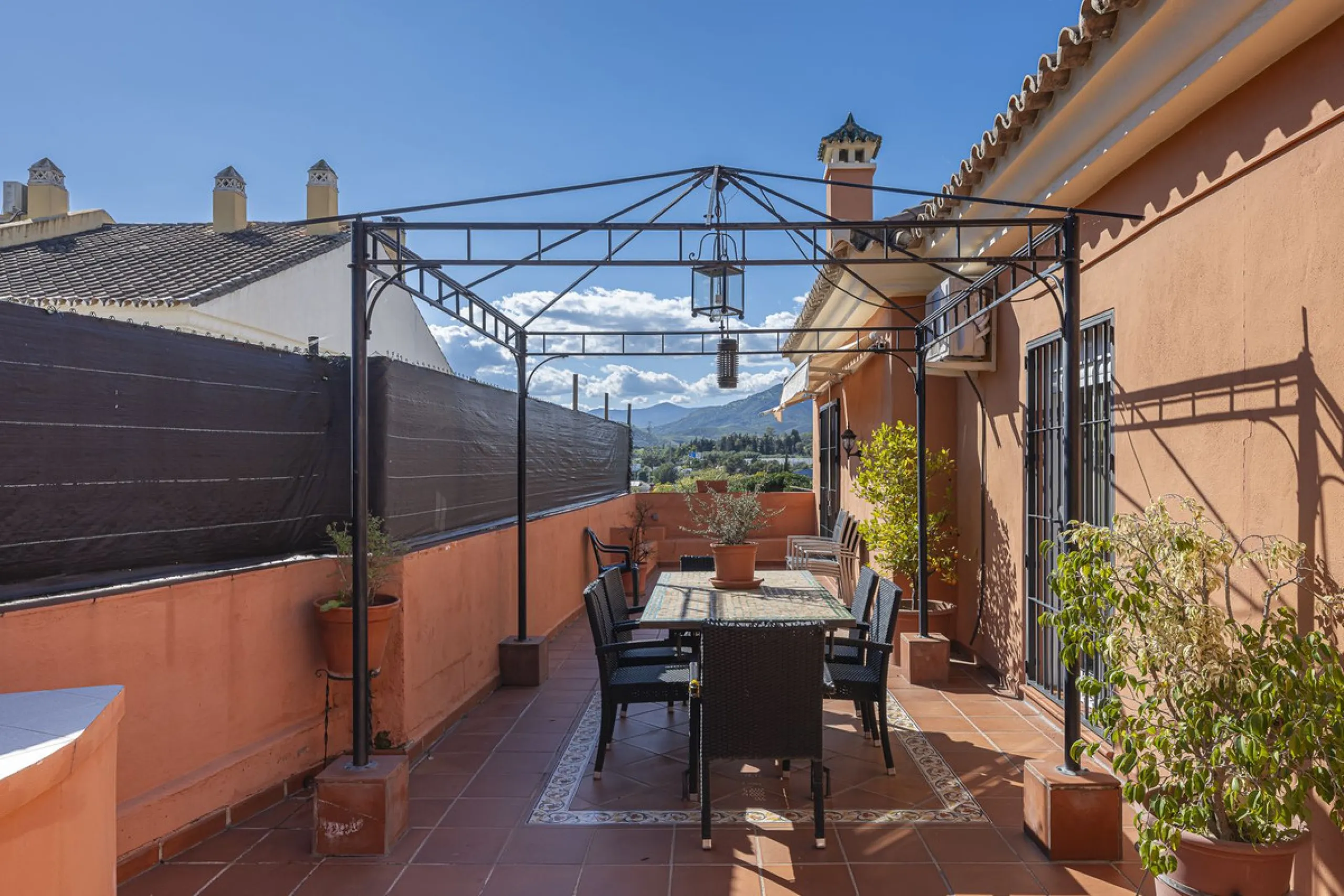 We present an attractive two-storey property combining comfort and functionality, ideal for families or as an investment thanks to the flat on the ground floor ready to rent.