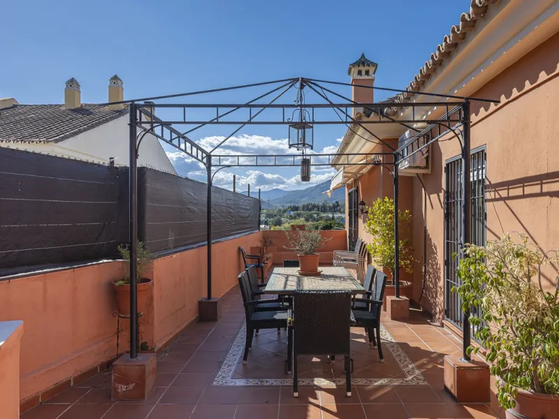 We present an attractive two-storey property combining comfort and functionality, ideal for families or as an investment thanks to the flat on the ground floor ready to rent.