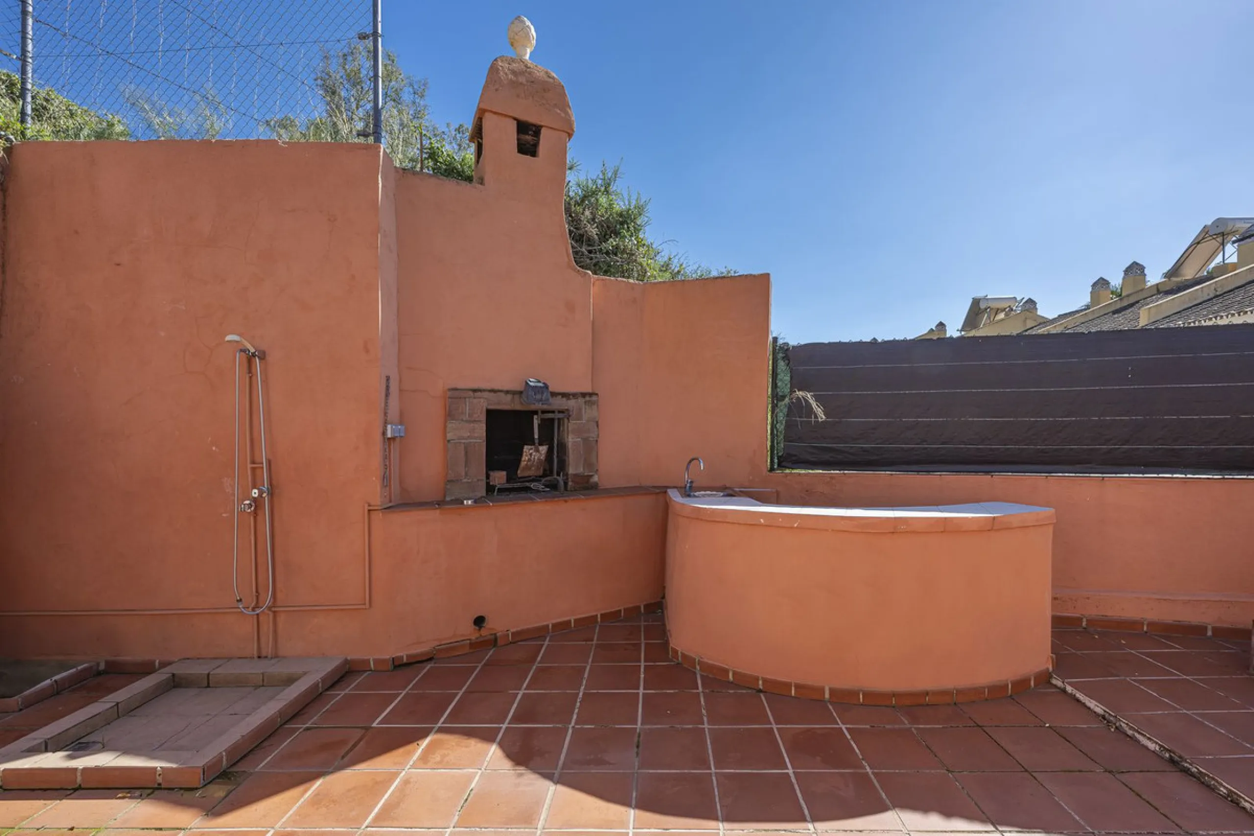 We present an attractive two-storey property combining comfort and functionality, ideal for families or as an investment thanks to the flat on the ground floor ready to rent.