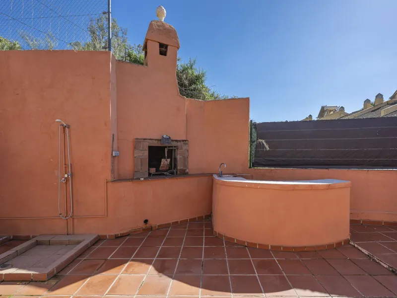 We present an attractive two-storey property combining comfort and functionality, ideal for families or as an investment thanks to the flat on the ground floor ready to rent.