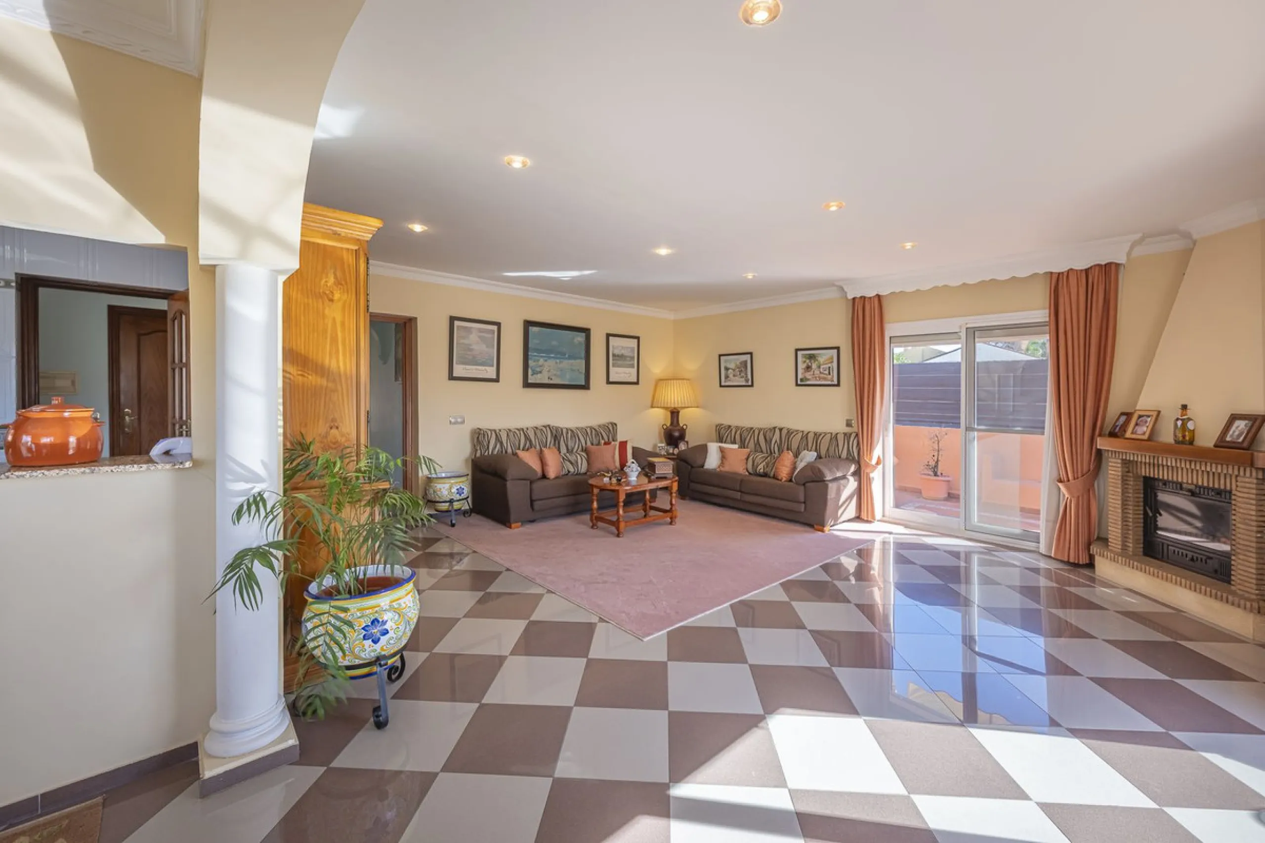 We present an attractive two-storey property combining comfort and functionality, ideal for families or as an investment thanks to the flat on the ground floor ready to rent.