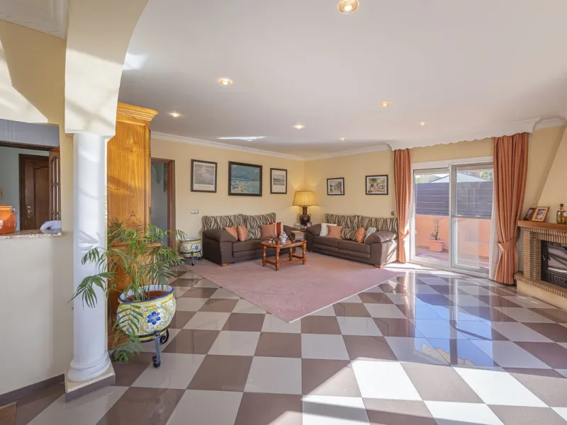 We present an attractive two-storey property combining comfort and functionality, ideal for families or as an investment thanks to the flat on the ground floor ready to rent.