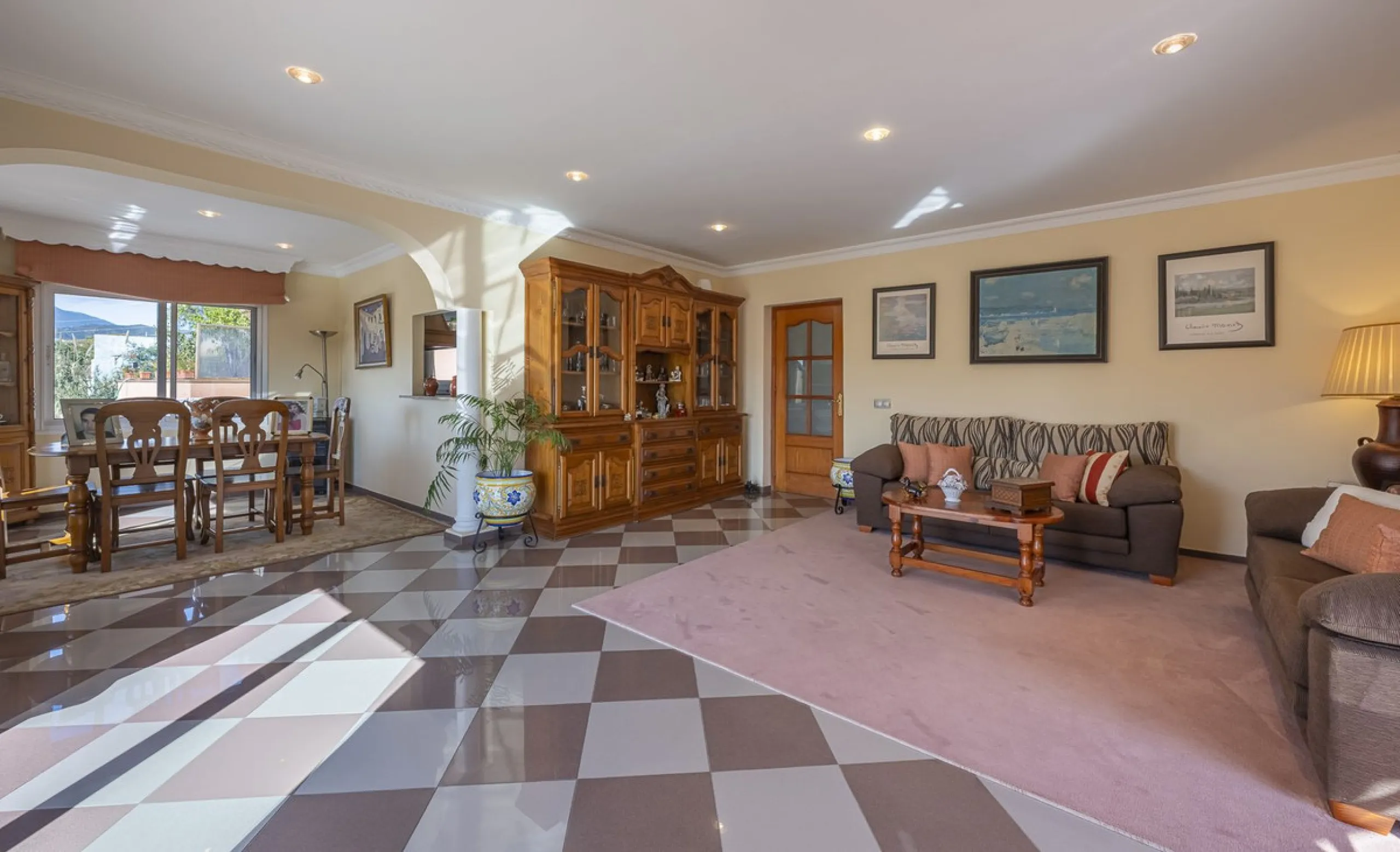 We present an attractive two-storey property combining comfort and functionality, ideal for families or as an investment thanks to the flat on the ground floor ready to rent.