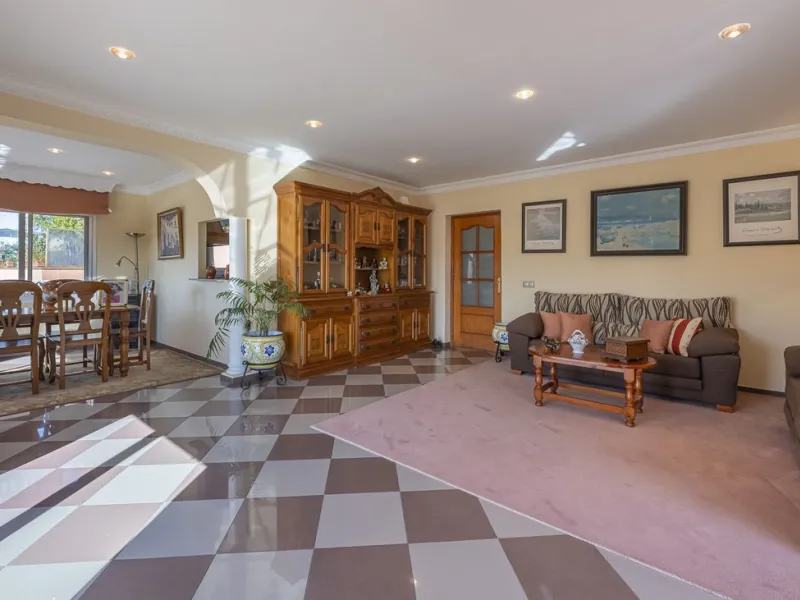 We present an attractive two-storey property combining comfort and functionality, ideal for families or as an investment thanks to the flat on the ground floor ready to rent.