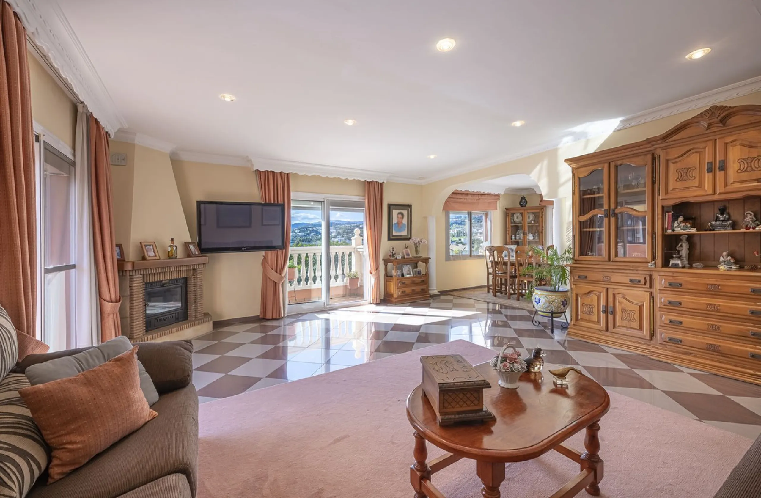 We present an attractive two-storey property combining comfort and functionality, ideal for families or as an investment thanks to the flat on the ground floor ready to rent.