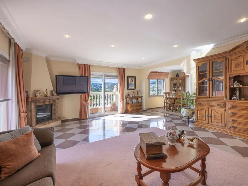 We present an attractive two-storey property combining comfort and functionality, ideal for families or as an investment thanks to the flat on the ground floor ready to rent.