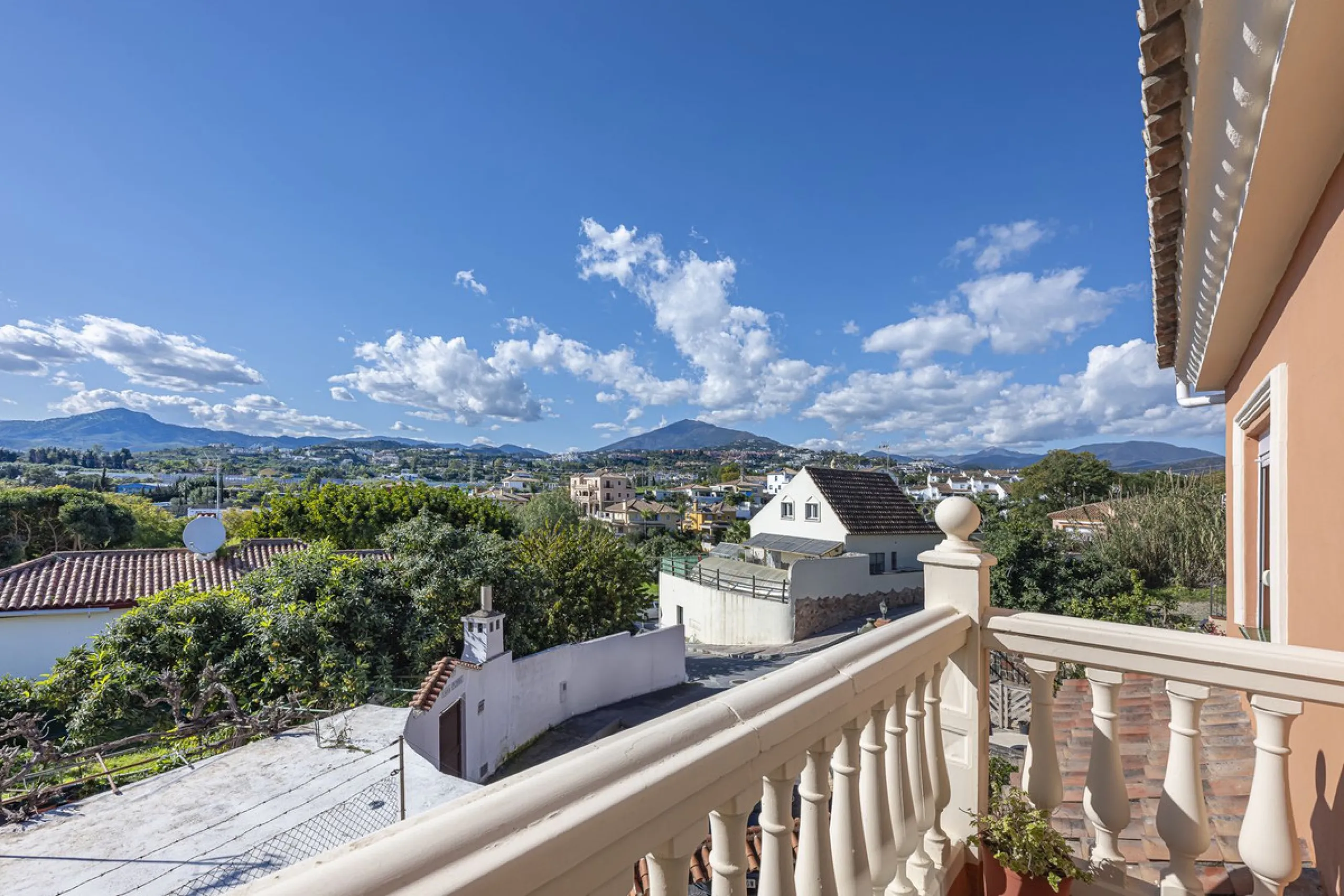 We present an attractive two-storey property combining comfort and functionality, ideal for families or as an investment thanks to the flat on the ground floor ready to rent.