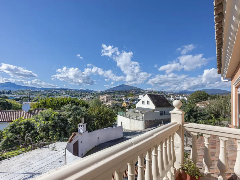 We present an attractive two-storey property combining comfort and functionality, ideal for families or as an investment thanks to the flat on the ground floor ready to rent.