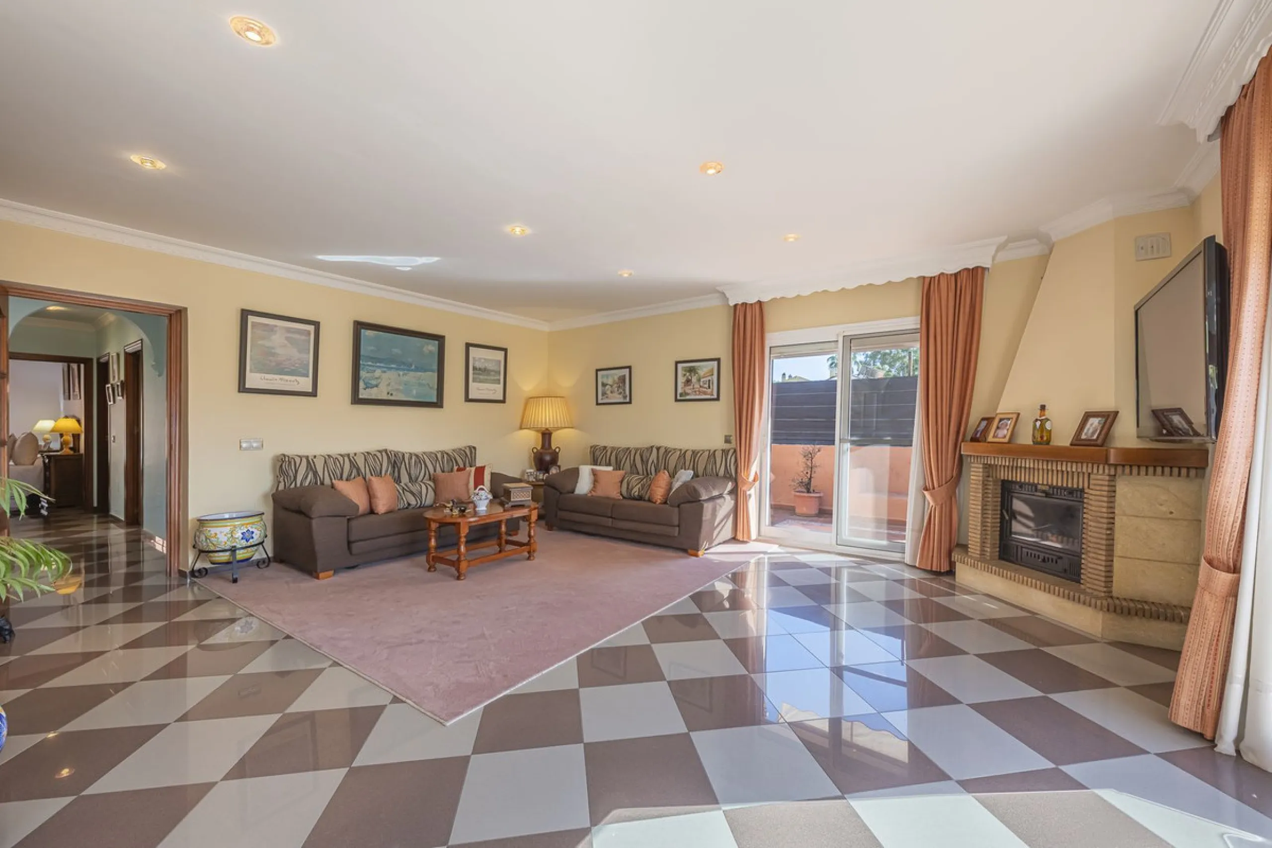 We present an attractive two-storey property combining comfort and functionality, ideal for families or as an investment thanks to the flat on the ground floor ready to rent.