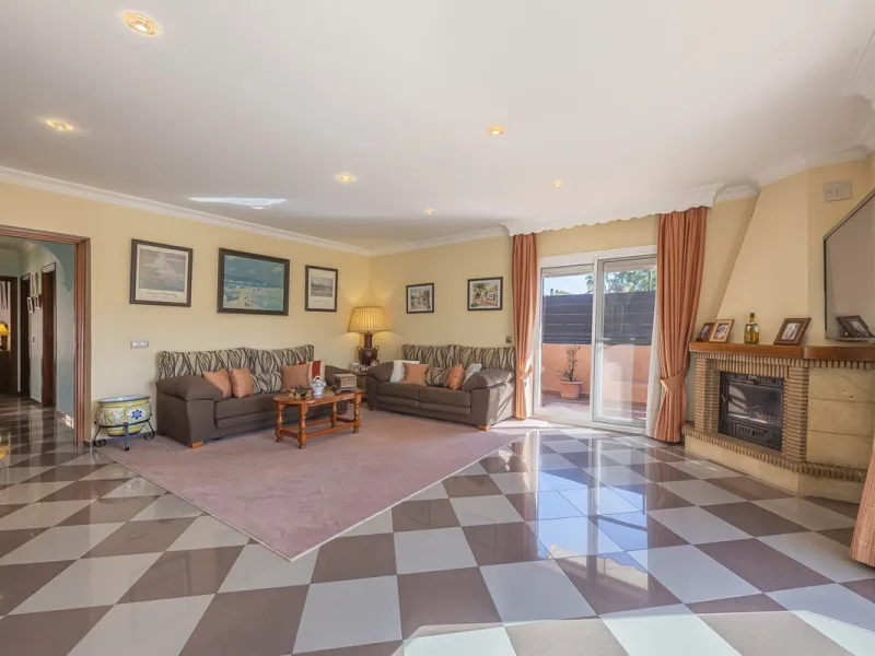 We present an attractive two-storey property combining comfort and functionality, ideal for families or as an investment thanks to the flat on the ground floor ready to rent.