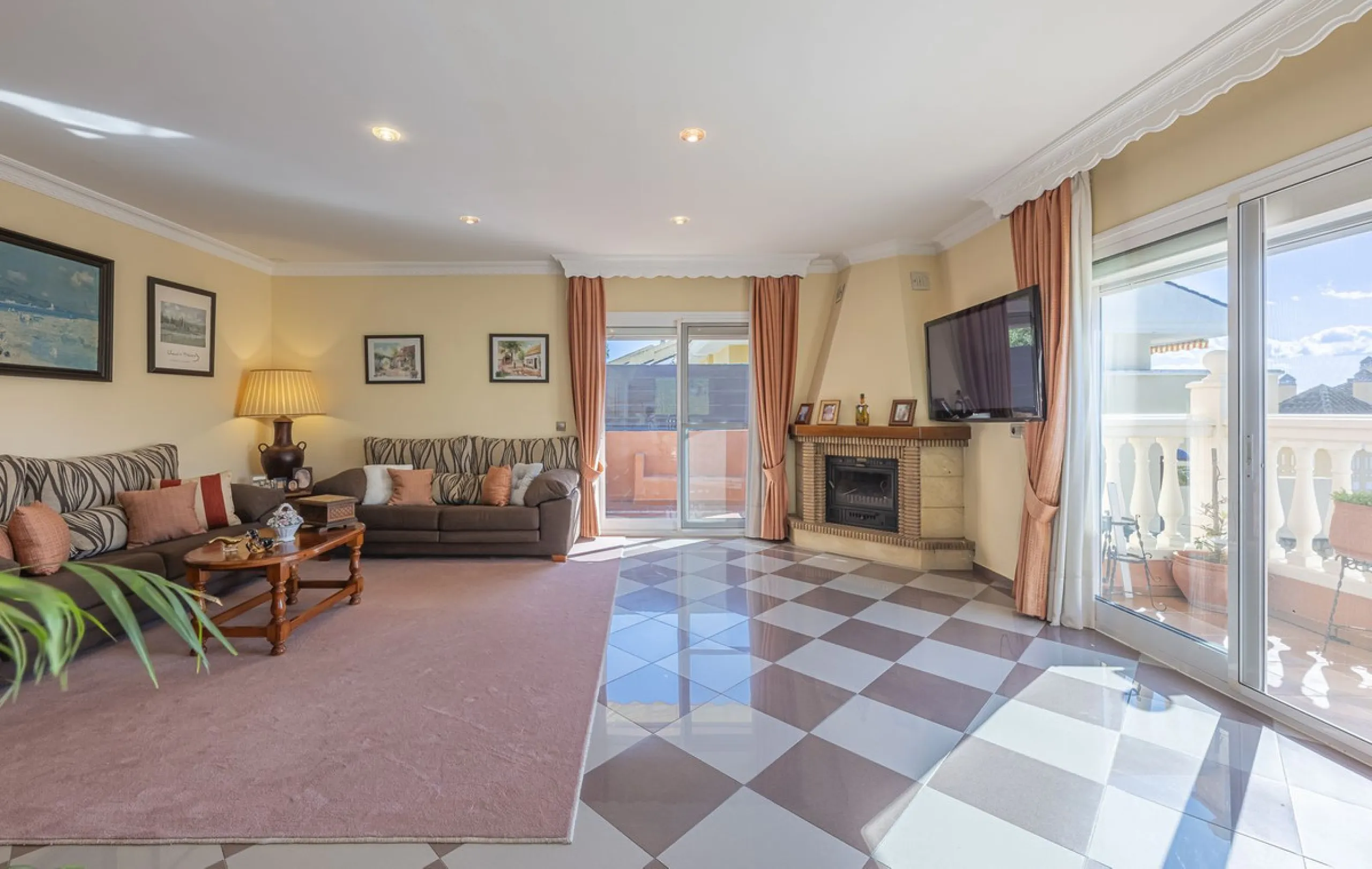 We present an attractive two-storey property combining comfort and functionality, ideal for families or as an investment thanks to the flat on the ground floor ready to rent.