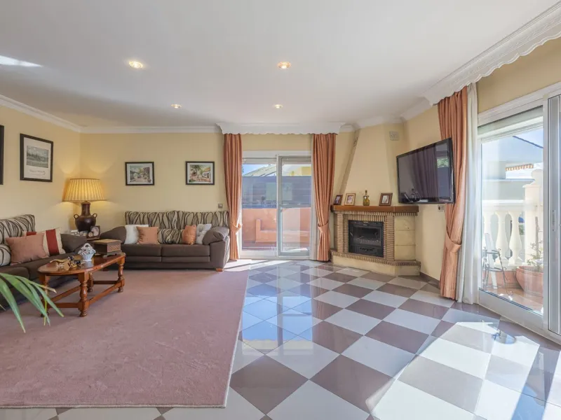 We present an attractive two-storey property combining comfort and functionality, ideal for families or as an investment thanks to the flat on the ground floor ready to rent.