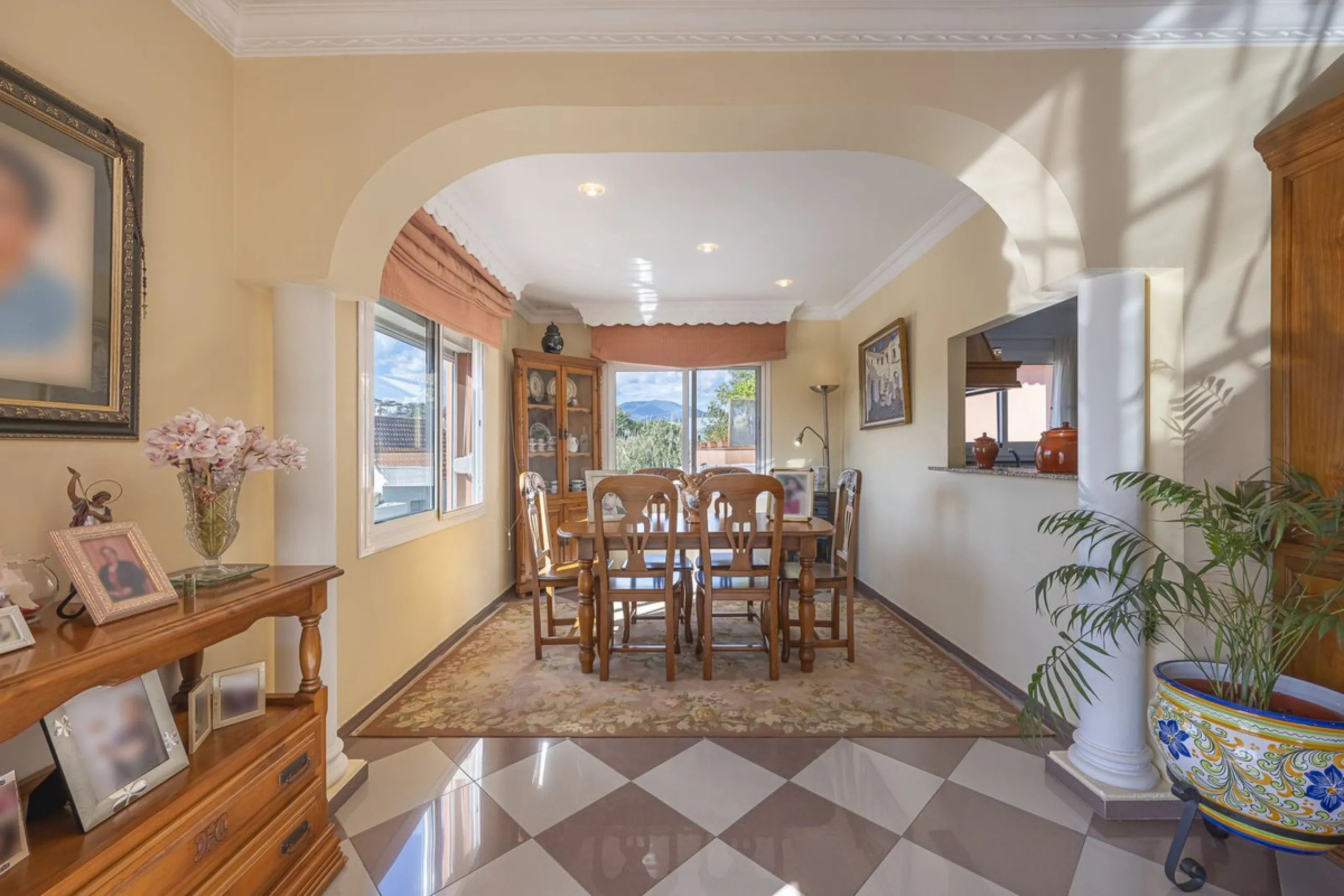 We present an attractive two-storey property combining comfort and functionality, ideal for families or as an investment thanks to the flat on the ground floor ready to rent.