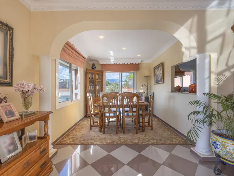 We present an attractive two-storey property combining comfort and functionality, ideal for families or as an investment thanks to the flat on the ground floor ready to rent.