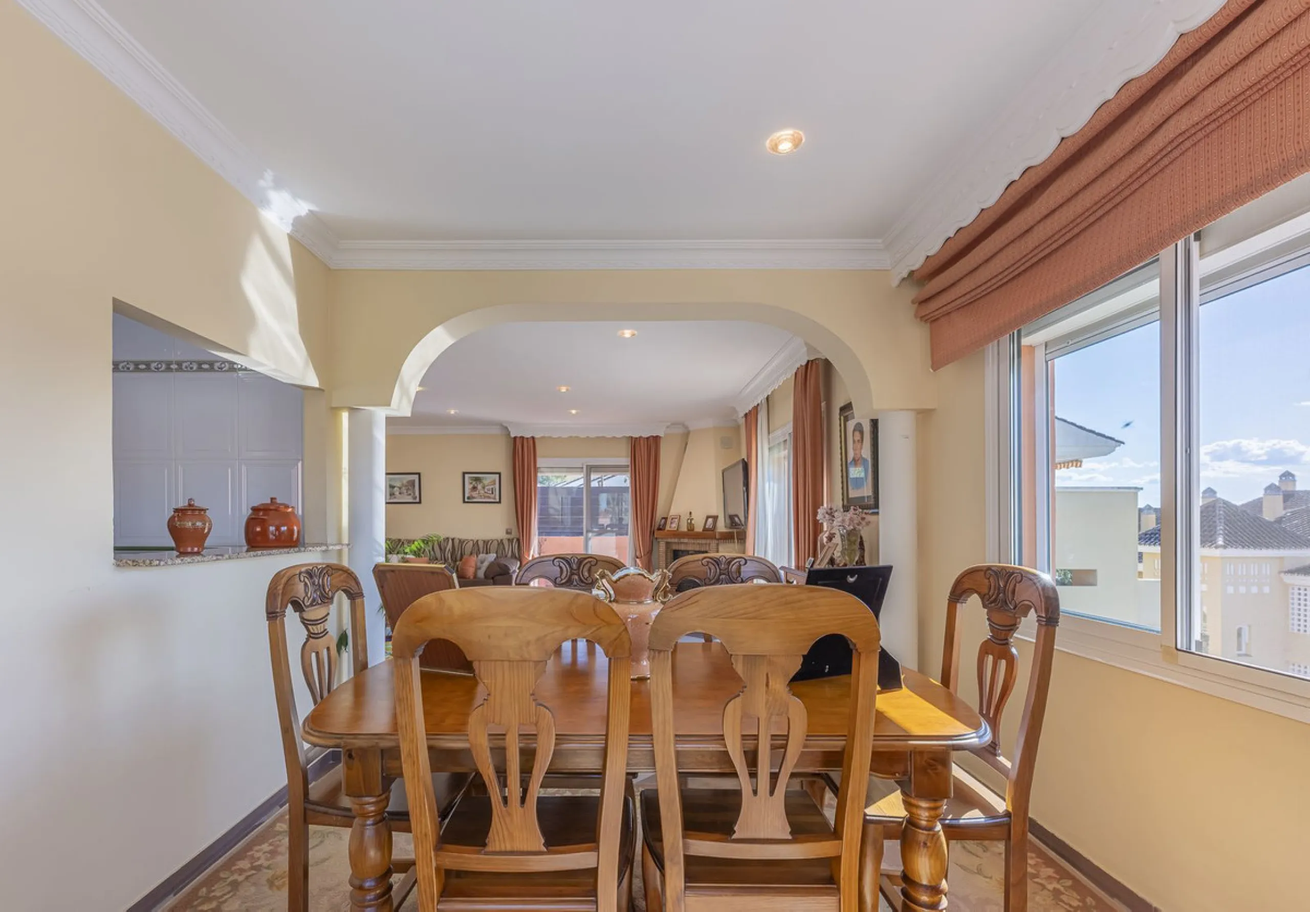 We present an attractive two-storey property combining comfort and functionality, ideal for families or as an investment thanks to the flat on the ground floor ready to rent.